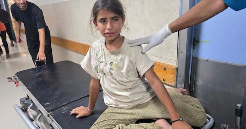 جرحى بينهم أطفال يتلقون العلاج في مجمع ناصر الطبي