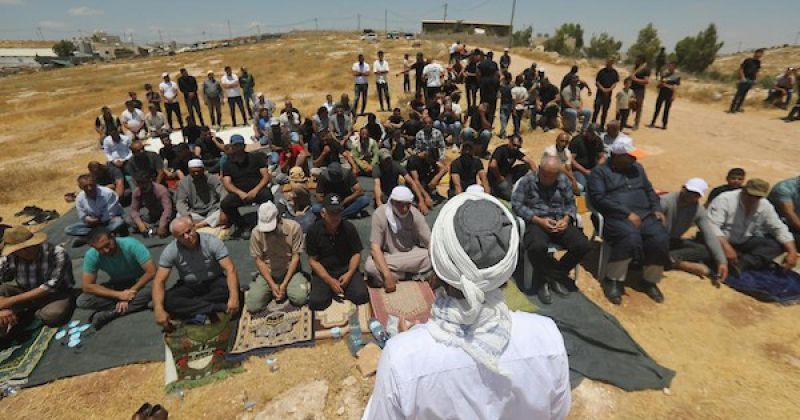 صلاة الجمعة على أرض مهددة بالاستيلاء عليها من قبل المستوطنين في منطقة خلّة الحمص