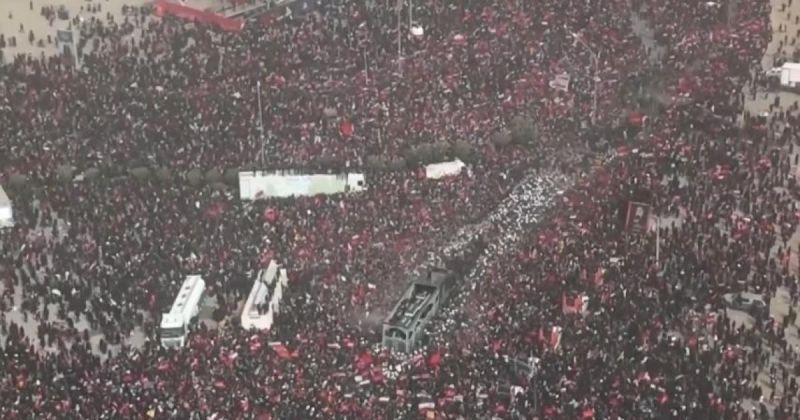 خامنئي يوارى الثرى في مثواه الأخير بمدينة مشهد