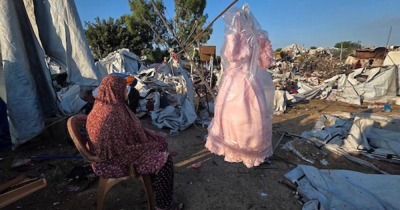 ما تبقى من خيمة: نازحون يتفقدون آثار غارة على مواصي خان يونس