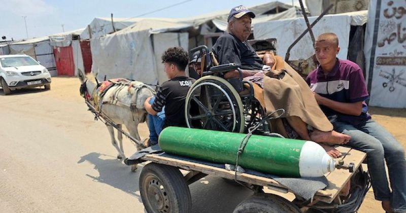 ثلاث رحلات أسبوعياً من أجل البقاء.. مريض كلى مسنّ يكافح للوصول إلى العلاج في غزة