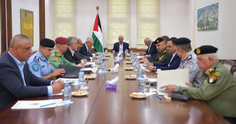 الشيخ يعقد اجتماعا مع قادة الأجهزة الأمنية لمتابعة التطورات الراهنة