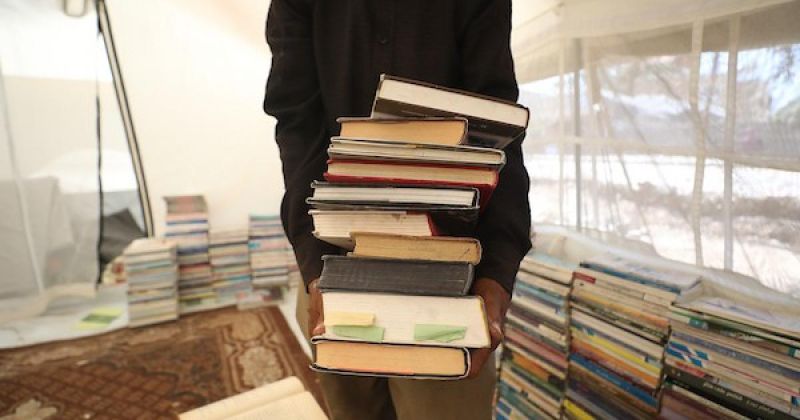 كشك بائع الكتب محمد سعد على جانب الطريق في دير البلح