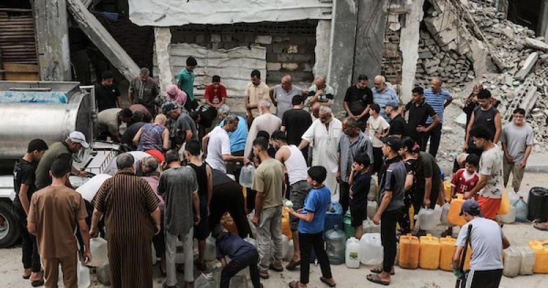 في غزة.. قطرة الماء رحلة يومية للنازحين