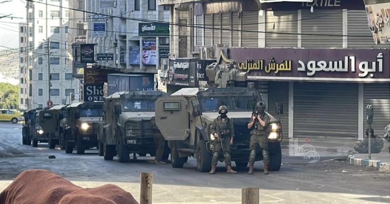 تصعيد ميداني في الضفة والقدس: إغلاق جمعية خيرية في نابلس وهدم ملعب مدرسة واقتحامات واعتداءات للمستعمرين