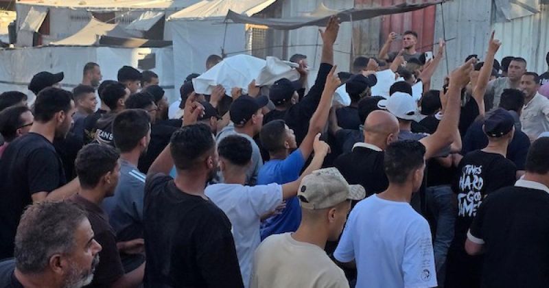 تشييع جثامين ثلاثة فلسطينيين كانوا يعملون على تأمين إيصال المساعدات في خان يونس