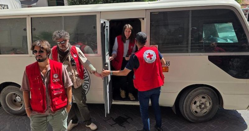الصليب الأحمر يسهّل نقل 17 معتقلاً مفرجاً عنهم إلى مستشفى ناصر