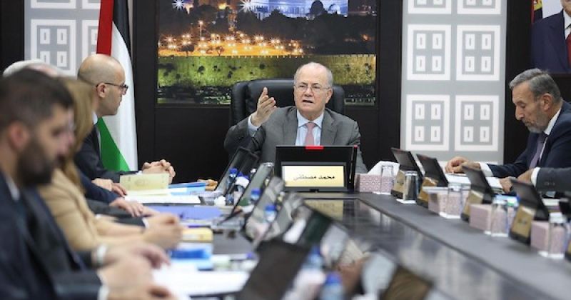 الحكومة الفلسطينية تتحرك لاحتواء أزمة الوقود والسيولة وتحذّر من تهديدات مصرفية إسرائيلية