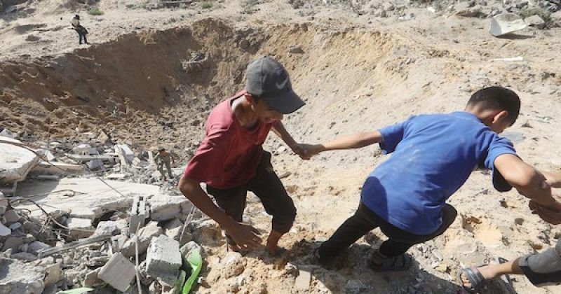 بين الركام والخيام.. نازحون يتفقدون آثار غارة على بيت لاهيا