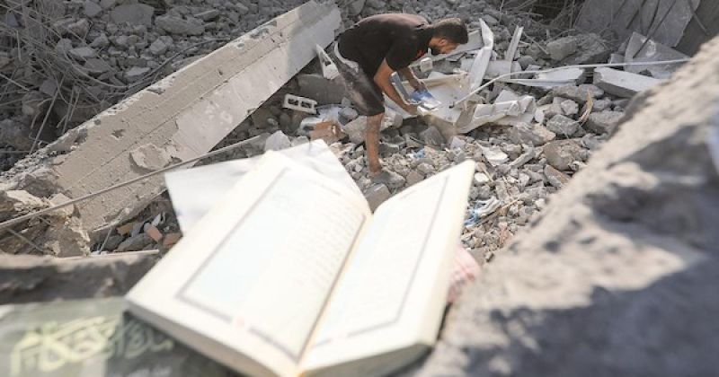 فلسطينيون يتفقدون الأضرار التي لحقت بمسجد النور عقب هجوم على مخيم البريج