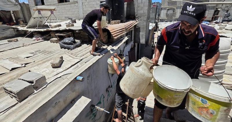 رحلة يومية بحثًا عن الماء.. سكان خان يونس يواجهون العطش بين الركام
