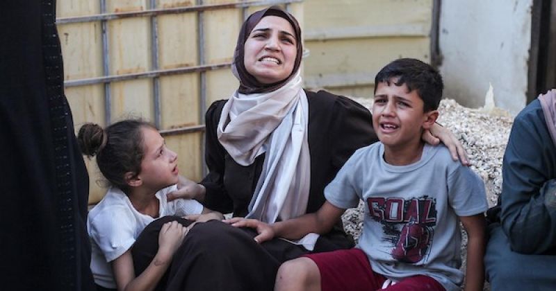 12 شهيدًا في غزة بينهم 7 استُهدفوا خلال تشييع بالنصيرات.. قصف متواصل وإطلاق نار من الجو والبحر