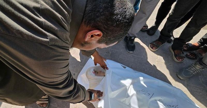 3 شهداء وصلوا إلى مستشفيات غزة حتى ظهر الجمعة بينهم اثنان متأثران بجراحهما.. إصابات وقصف إسرائيلي متواصل شمالاً وجنوباً