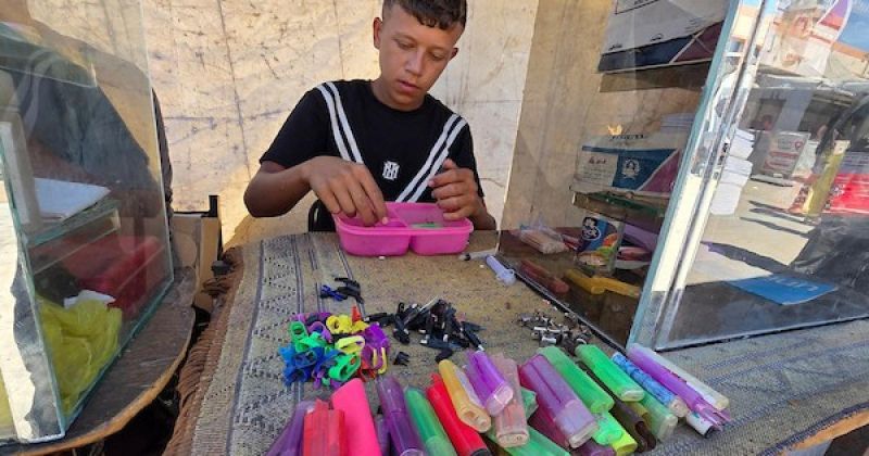 في خان يونس.. إصلاح الولّاعات مهنة تفرضها ندرة الغاز وارتفاع الأسعار