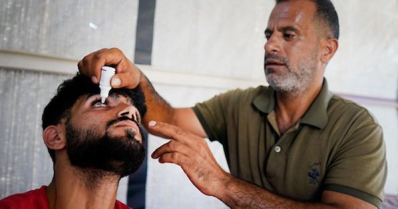 ينتظر السفر قبل أن ينطفئ ما تبقى من بصره