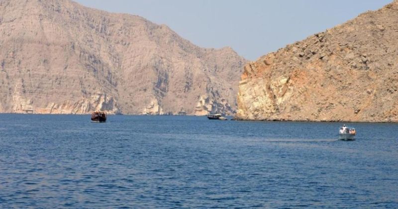 طهران تعلن إغلاق هرمز وواشنطن تعزز حضورها العسكري.. مقترح عُماني يواجه اختبار التصعيد