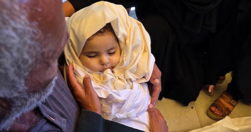 أم وطفلتها في وداع موجع بعد غارة على خيام النازحين