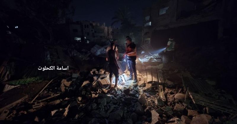 شهيد وإصابات في غارات إسرائيلية على غزة ودير البلح وتدمير مسجد ومنزل وتضرر خيام نازحين