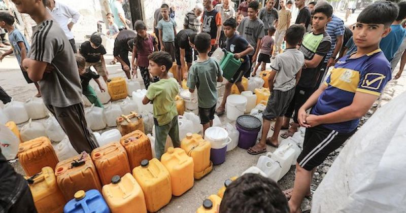 تحركات جديدة في مفاوضات غزة وسط مبادرة إنسانية أميركية وخلافات بشأن المرحلة الثانية