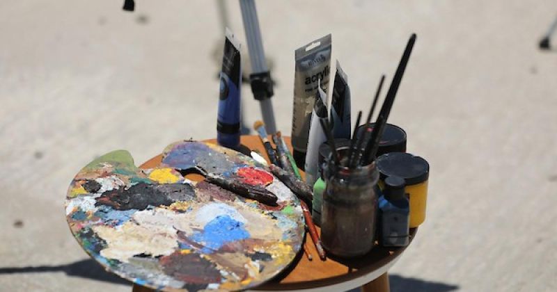 الفنانة جانا أبو هربيد ترسم على سطح منزل عائلتها المتضرر بعد عودتها إلى شمال  غزة