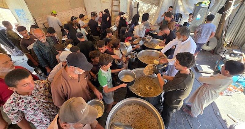 وجبة تسند النازحين في مواصي خان يونس وسط قسوة الحياة في غزة