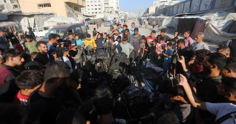 سيارة مدنية تتحول إلى ركام.. وضحية جديدة في غزة