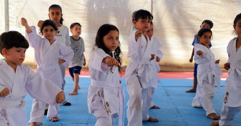 فوق ركام الحرب وتحت خيمة النزوح.. أطفال غزة يواجهون الصدمة برياضة الكاراتيه