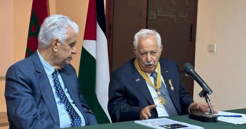 منح المهندس المغربي أحمد البيّاز "نجمة يبوس" من وسام الرئيس ياسر عرفات