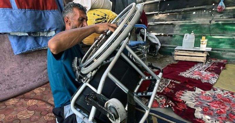 فقد ساقيه وينتظر العلاج.. أب لسبعة أطفال عالق في خيمة بغزة
