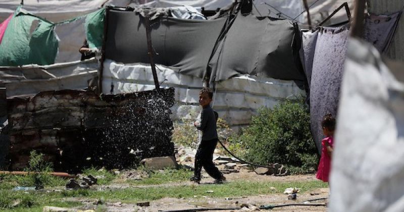 غزة: إصابات وقصف مدفعي وإطلاق نار من الشمال إلى رفح واستهداف محيط المنازل وخيام النازحين