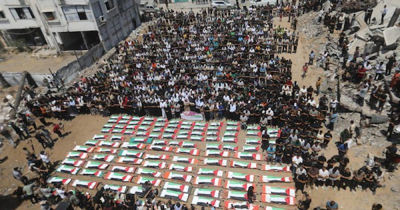 بعد نحو ثلاثة أعوام تحت الركام.. غزة تشيّع 112 من عائلتي الحساينة وأبو شريعة
