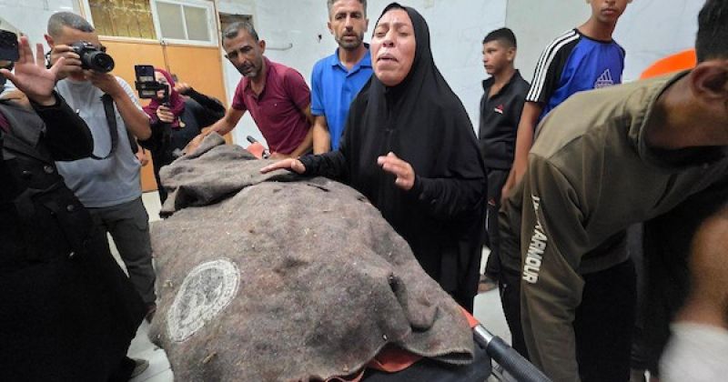 نقل جثمان وجرحى بينهم أطفال إلى مجمع ناصر الطبي عقب غارة إسرائيلية استهدفت منزل في خان يونس