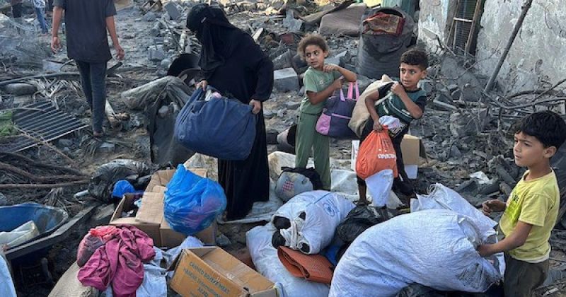 دمار خلفته غارة إسرائيلية استهدفت منازل السكان وخيام النزوح ومستودع للمساعدات في دير البلح