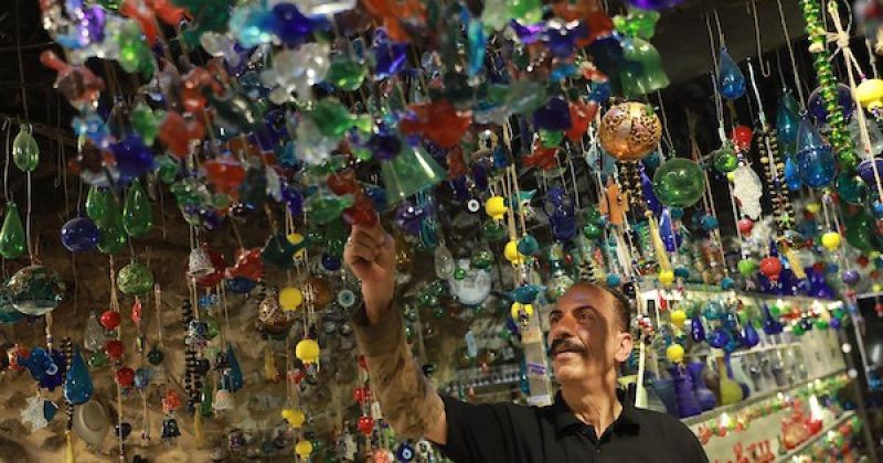 نفَس الخليل في الزجاج.. حرفة تعود بعد ثلاث سنوات من التوقف