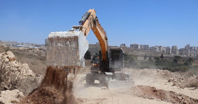 سلطة جودة البيئة: إغلاق مكب عشوائي في قلنديا تنفيذاً لقرار قضائي