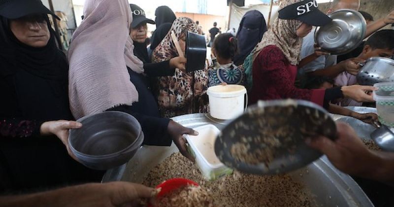 نازحون في غزة يعتمدون على المطابخ الخيرية لمواجهة تدهور الأوضاع المعيشية