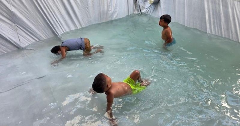 مسبح صغير يصنع فرحًا لأطفال غزة وسط الحرب