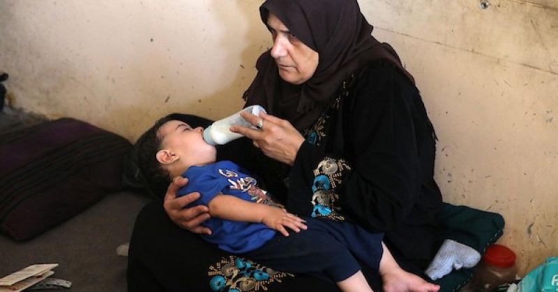 وُلد في اليوم الذي فقد فيه والديه.. حمزة آخر الباقين من عائلة أبادها القصف