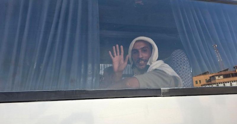 37 فلسطينياً يعودون إلى غزة عبر كرم أبو سالم.. الصليب الأحمر ينقل المفرج عنهم إلى «ناصر» ويطالب باستئناف زيارة المعتقلين
