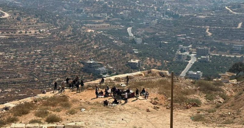 من الخيمة إلى الحصار والتهجير.. قصرة تواجه نموذجًا استيطانيًا يطارد الفلسطينيين حتى أبواب منازلهم
