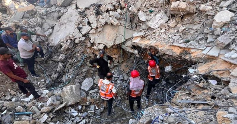 الدفاع المدني في غزة يعلن انتشال 11 جثمانًا من منزل بحي الزيتون وتشييع 50 جثمانًا من مستشفى الشفاء