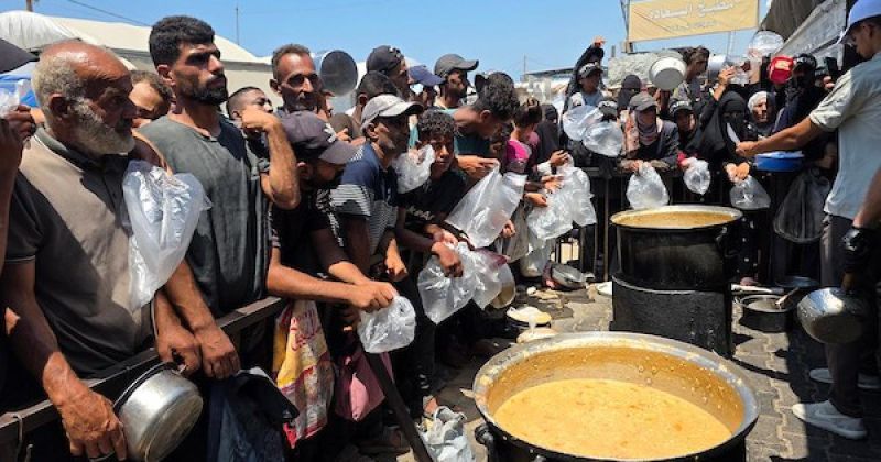 طوابير الطعام تختصر معاناة غزة مع استمرار شح الإمدادات