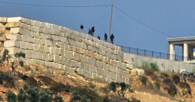 حين يصف هاكابي المستوطنين بـ«الإرهابيين»: قصرة تفضح عجز إسرائيل عن كبح عنف الاستيطان