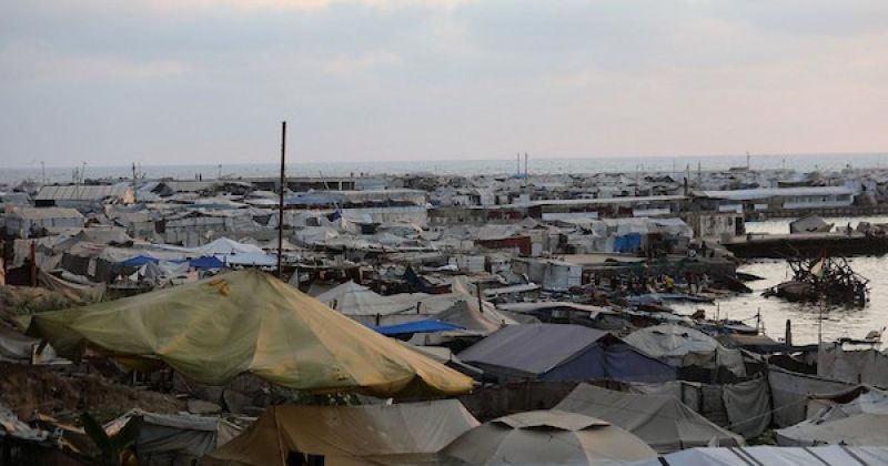 خيام متهالكة على شاطئ غزة.. النزوح يحاصر تفاصيل الحياة اليومية