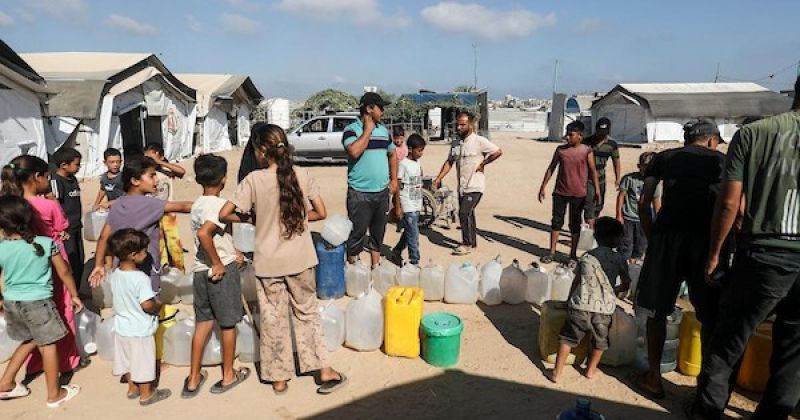 معانان الحصول على مياه الشرب في مخيم البريج