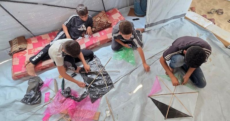 غزة: الوسطاء يتعهدون بوقف إطلاق الطائرات الورقية وملادينوف يحذر من انهيار خارطة الطريق