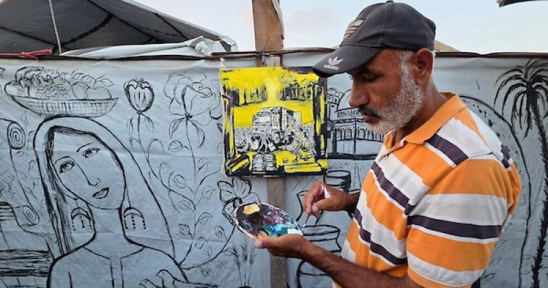 حين تصبح الخيمة لوحةً للذاكرة.. فنانون في غزة يرسمون الحرب والجوع على جدران النزوح