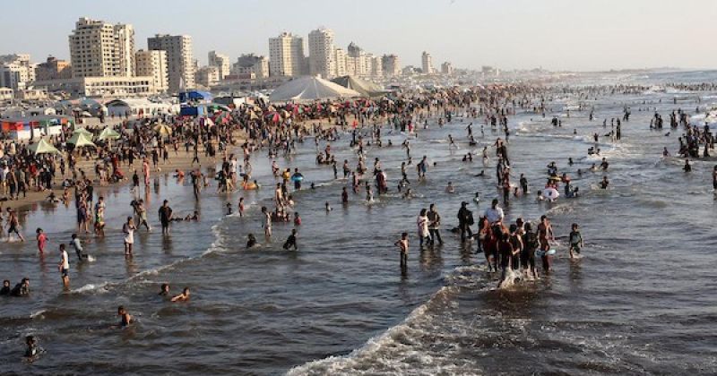 طواقم الدفاع المدني تسعف فتاتين على شاطئ خان يونس