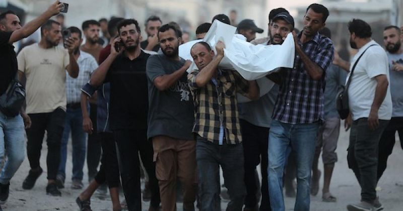 ودّاع جثامين ثلاثة أشخاص في مجمع الشفاء الطبي بمدينة غزة