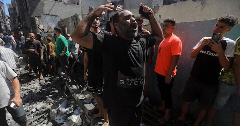 قصف جوي إسرائيلي يدمر مبنى في مخيم الشاطئ